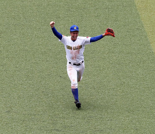中央学院対東京学館浦安　優勝の瞬間、ガッツポーズでマウンドにダッシュする中央学院・大谷（撮影・宇治久裕）