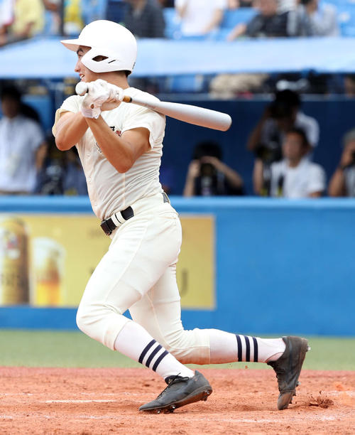 東海大菅生対日大三　４回裏日大三無死、中越え本塁打を放つ日置（撮影・河野匠）