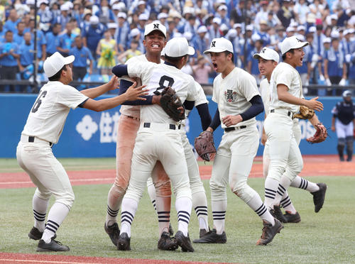 東海大菅生対日大三　決勝進出を決め、喜び合う河村唯人（右から３人目）ら日大三ナイン（撮影・河野匠）