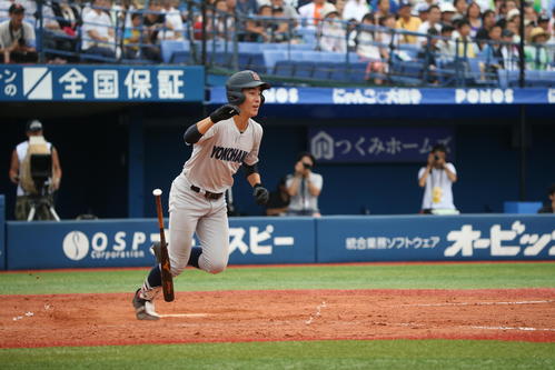 南神奈川大会　横浜対星槎国際湘南　５回表横浜２死一、二塁、度会隆輝が逆転の右翼線二塁打を放つ（撮影・大友良行）