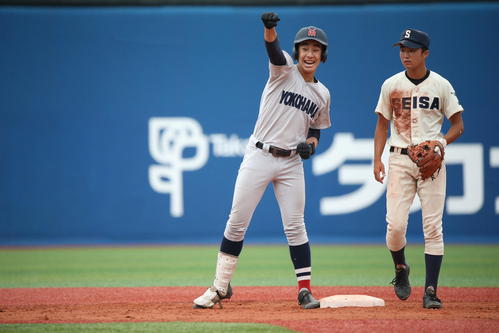南神奈川大会　横浜対星槎国際湘南　５回表横浜、度会隆輝が右翼線に逆転二塁打を放ち、ガッツポーズ（撮影・大友良行）