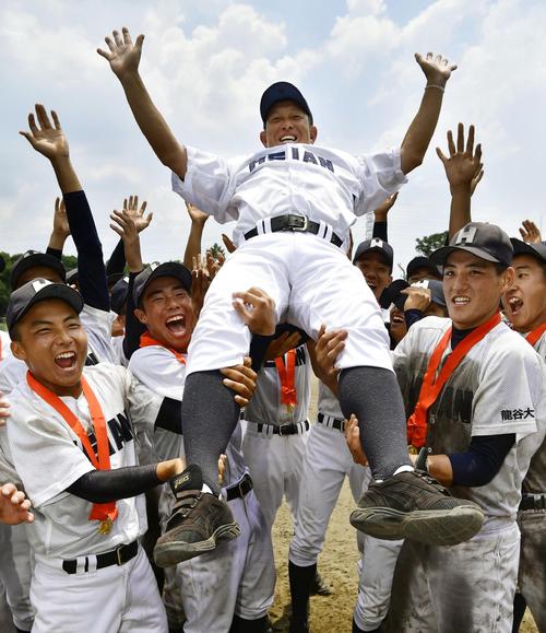 京都大会を制し、松田（右手前）らナインに胴上げされる龍谷大平安の原田監督（共同）