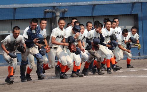 決勝進出を決め笑顔でスタンドへ駆け出す大商大堺ナイン（撮影・望月千草）