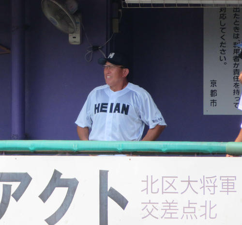 立命館宇治対龍谷大平安　戦況を見守る龍谷大平安・原田英彦監督（撮影・磯綾乃）