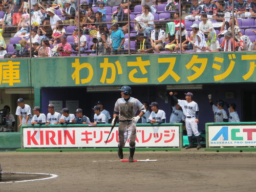 立命館宇治対龍谷大平安　ヒットに喜ぶ龍谷大平安ベンチ（撮影・磯綾乃）