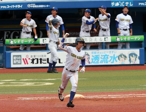 中央学院対東京学館浦安　４回表中央学院１死、右越えに勝ち越し本塁打を放った大谷は一塁を回ってガッツポーズ（撮影・宇治久裕）