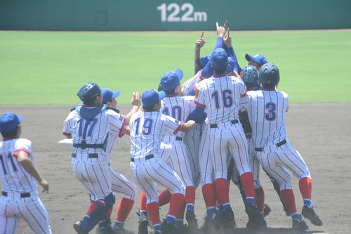 下関国際対宇部鴻城　２年連続優勝を決め歓喜の輪をつくる下関国際ナイン（撮影・浦田由紀夫）