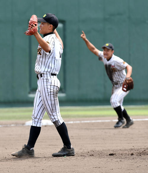 西尾東対愛産大三河　西尾東を破り甲子園出場を決め喜ぶ愛産大三河・松原（撮影・前岡正明）