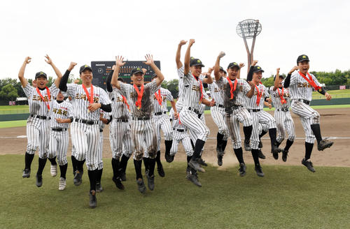 西尾東対愛産大三河　甲子園出場を決めた愛産大三河ナインは本番での活躍を誓う（撮影・前岡正明）