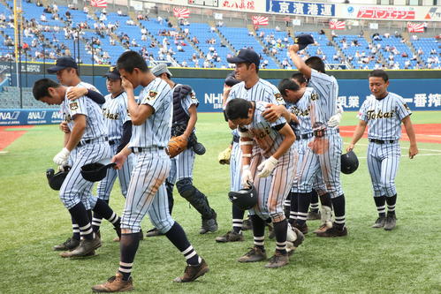 慶応対東海大相模　甲子園の夢破れ涙ながらに引き上げる東海大相模ナイン（撮影・大友良行）