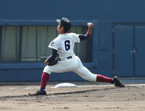 履正社戦に先発する大阪桐蔭・根尾昴（撮影・白石智彦）