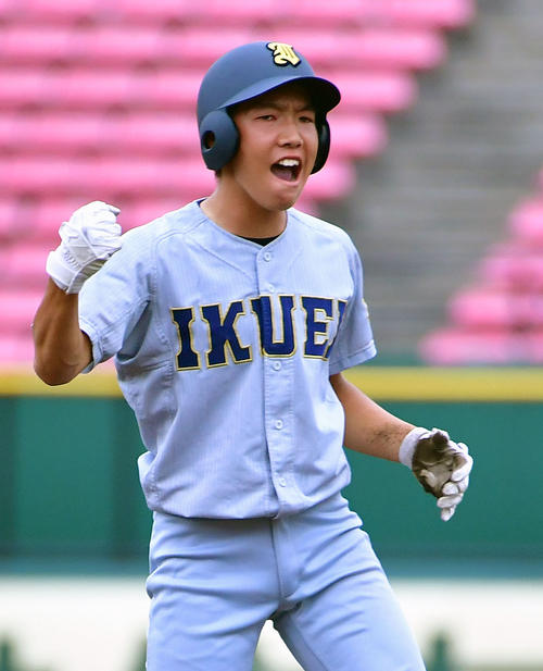 古川工対仙台育英 3回裏仙台育英1死二塁、菊地は先制となる適時二塁打を放ちガッツポーズする(撮影・下田雄一)