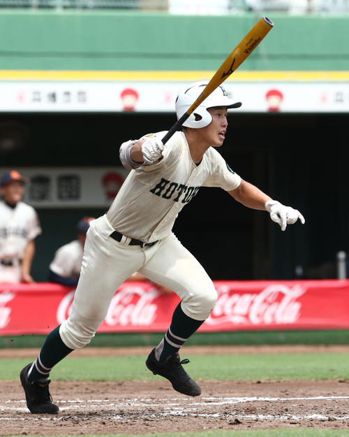 市尼崎対報徳学園 3回裏報徳学園無死、小園は右フェンス直撃の二塁打を放つ(撮影・上山淳一