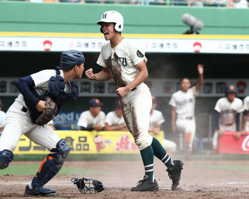 市尼崎対報徳学園 5回裏報徳学園1死満塁、長尾の右前安打で、三走に続き、二走小園も生還し2-0(撮影・上山淳一)
