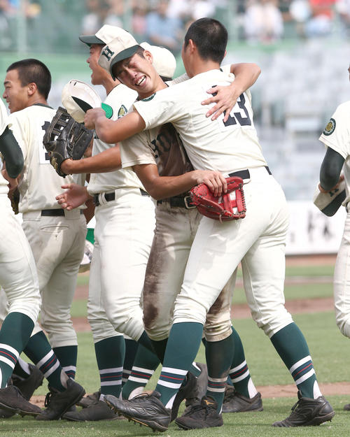 市尼崎対報徳学園 甲子園出場を決め抱き合って喜ぶ報徳学園の小園(右二人目)(撮影・上山淳一)
