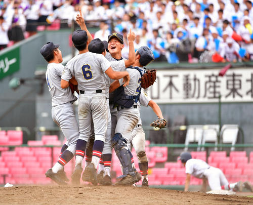 古川工対仙台育英 2年連続27度目の優勝を決め歓喜の仙台育英ナイン(撮影・下田雄一)