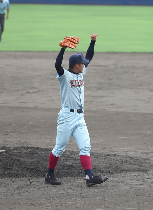 大商大堺対近大付 大商大堺戦で先発完封し、優勝を決めてガッツポーズする大石晨慈(撮影・白石智彦)