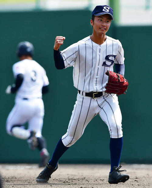 広島大会決勝 広島新庄対広陵 初回を無失点に抑えガッツポーズをみせる広島新庄の先発桑田(撮影・清水貴仁)