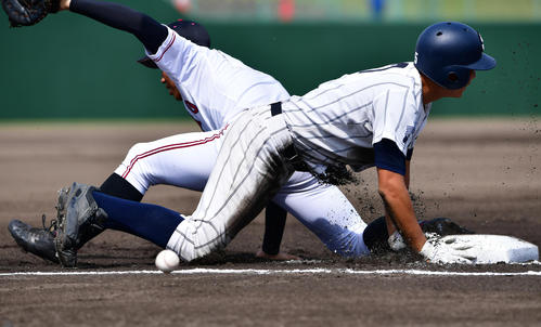 広島大会決勝 広島新庄対広陵 1回表広島新庄1死一、二塁、高野の投手返しが内野安打となりさらに相手悪送球で走者が生還し先制する(撮影・清水貴仁)