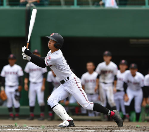 広島大会決勝 広島新庄対広陵 10回裏広陵2死二塁、藤井が中前へサヨナラ打を放ち広陵が優勝を果たす(撮影・清水貴仁)