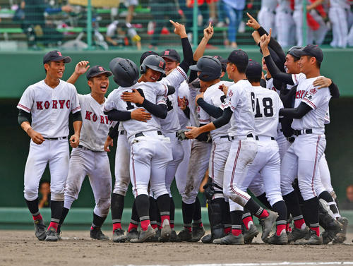 広島大会決勝 広島新庄対広陵 10回裏広陵2死二塁、藤井孝太のサヨナラ打で優勝し歓喜の広陵ナイン(撮影・清水貴仁)