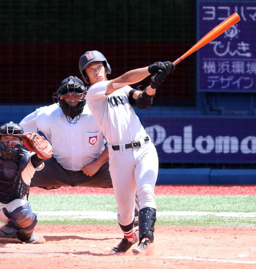 横浜対鎌倉学園　８回表横浜１死、左越えにソロ本塁打を放つ山崎（撮影・宇治久裕）
