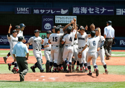 横浜対鎌倉学園　３年連続の甲子園出場を決め歓喜する横浜ナイン（撮影・宇治久裕）