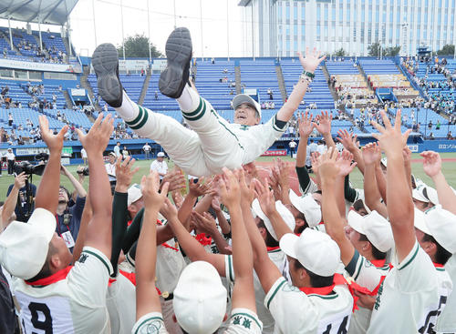 小山台対二松学舎大付　２年連続の夏の甲子園出場を決め、胴上げされる二松学舎大付の市原監督（撮影・足立雅史）
