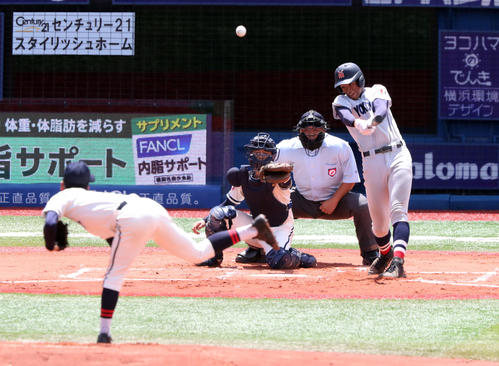 横浜対鎌倉学園　１回表横浜１死一、二塁、中越えに先制２点適時打を放つ万波（撮影・宇治久裕）