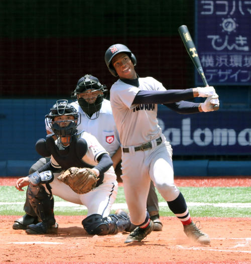 横浜対鎌倉学園　３回表横浜無死二塁、左越えに特大の２点本塁打を放つ万波（撮影・宇治久裕）