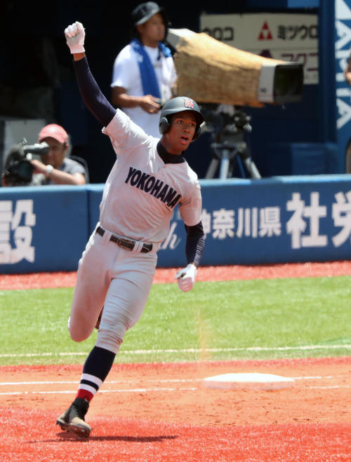 横浜対鎌倉学園　３回表横浜無死二塁、左越えに特大の２点本塁打を放った万波は一塁を回ってガッツポーズ（撮影・宇治久裕）