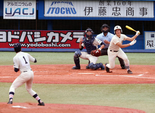 日大鶴ケ丘対日大三　１回裏日大三１死二塁、左越えに先制２点本塁打を放つ日置。投手勝又（撮影・宇治久裕）