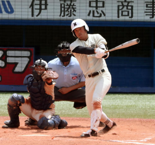 日大鶴ケ丘対日大三　９回裏日大三１死一塁、左越えにサヨナラ２点本塁打を放つ大塚（撮影・宇治久裕）