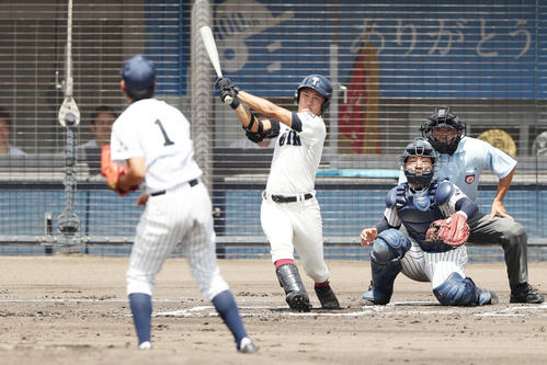 大院大高対大阪桐蔭　１回裏大阪桐蔭無死三塁、先制の犠飛を放つ青地（撮影・前田充）