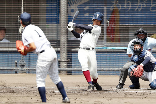 大院大高対大阪桐蔭　１回裏大阪桐蔭１死一、二塁、右前適時打を放つ根尾（撮影・前田充）
