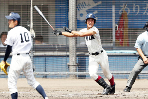 大院大高対大阪桐蔭　３回裏大阪桐蔭２死三塁、中越え適時二塁打を放つ藤原（撮影・前田充）