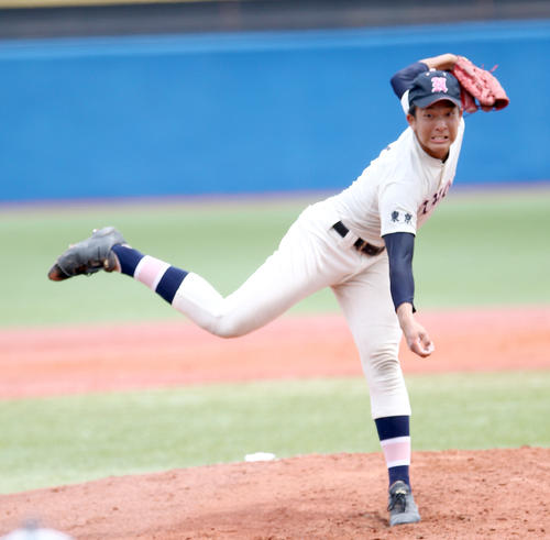 決勝　日大鶴ケ丘対日大三　力投する先発の日大鶴ケ丘・勝又（撮影・三嶋毬里衣）