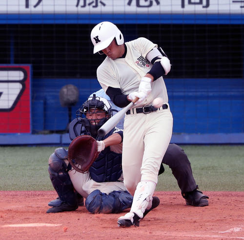 日大鶴ケ丘対日大三　５回裏日大三２死、左翼線に勝ち越し適時二塁打を放つ大塚（撮影・宇治久裕）