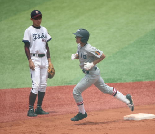 北神奈川大会　慶応対桐光学園　２回表慶応２死一塁、宮尾将が右翼に２点本塁打（撮影・大友良行）