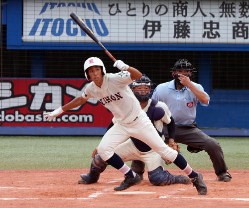 日大鶴ケ丘対日大三　７回表日大鶴ケ丘２死一、三塁、左前に同点適時打を放つ菅原（撮影・宇治久裕）