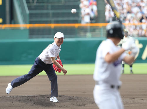 始球式で見事な投球を披露する板東英二氏（撮影・梅根麻紀）