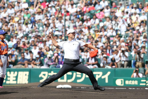金足農対日大三　始球式で往年の投球フォームから力強いボールを投げ込む桑田真澄氏（撮影・宇治久裕）