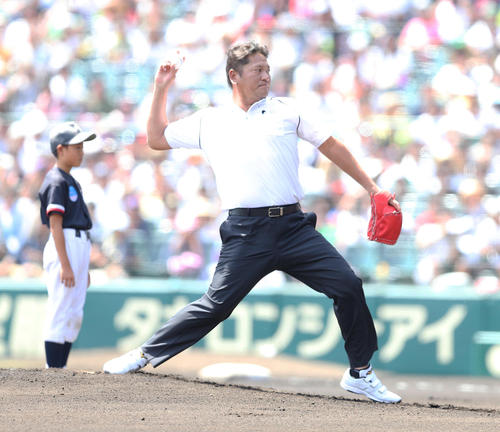 済美対大阪桐蔭　始球式を行う佐々木主浩氏（撮影・宇治久裕）