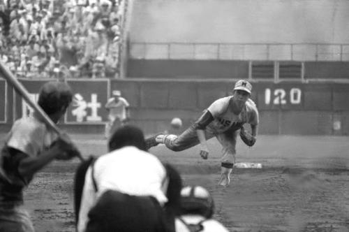 松山商対三沢　決勝戦引き分け再試合で力投する三沢・太田幸司（１９６９年８月）