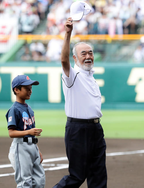 下関国際対創志学園　レンジェンド始球式に登場した沖縄ＯＢの安仁屋宗八氏（撮影・浅見桂子）