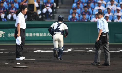 元箕島エース石井毅氏（左）は始球式を終え元星稜のエース堅田外司昭球審にあいさつをする（撮影・奥田泰也）