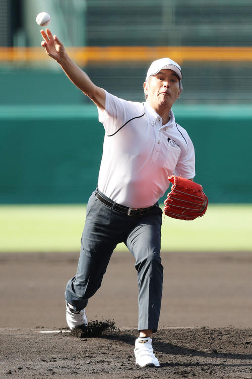 佐賀商対高岡商　レジェンド始球式で投球する定岡正二氏（撮影・前田充）