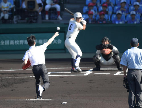日南学園対丸亀城西　始球式をする牛島和彦氏（撮影・奥田泰也）
