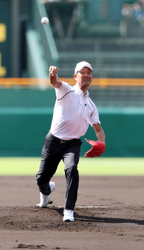 始球式を行う坂本佳一氏（撮影・加藤哉）