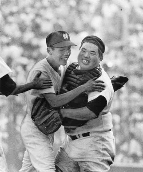 浪商・牛島和彦（左）は香川伸行と抱き合って喜ぶ（１９７９年８月）